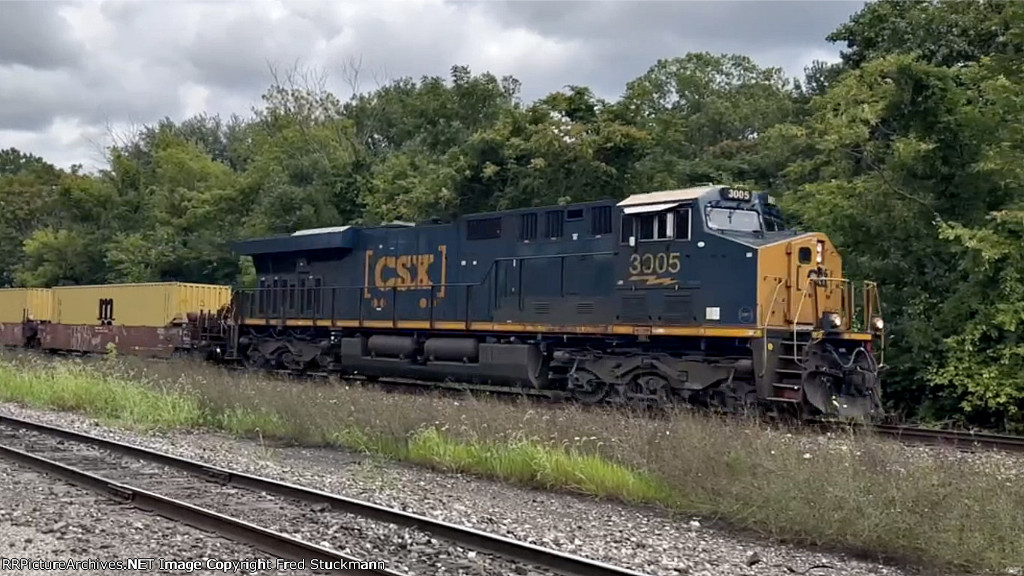 CSX 3005 leads I135.